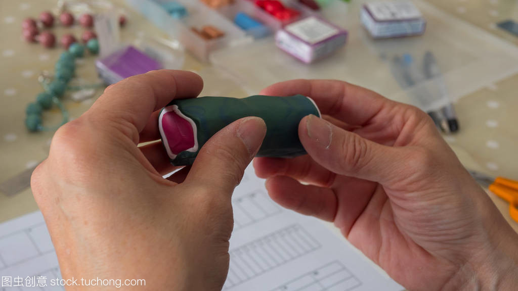 女手从聚合物粘土制作采购产品 发掘手工艺术的无限可能